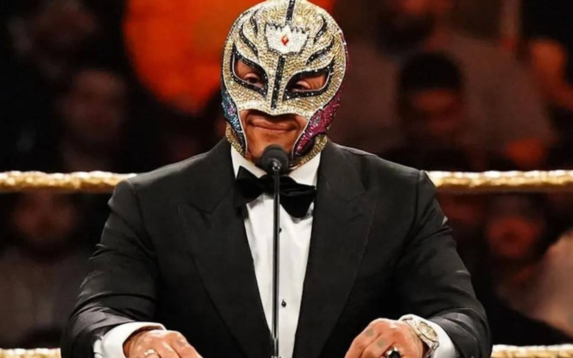 Conmovido Hasta Las Lágrimas, Así Ingresó Rey Mysterio Al Salón De La ...